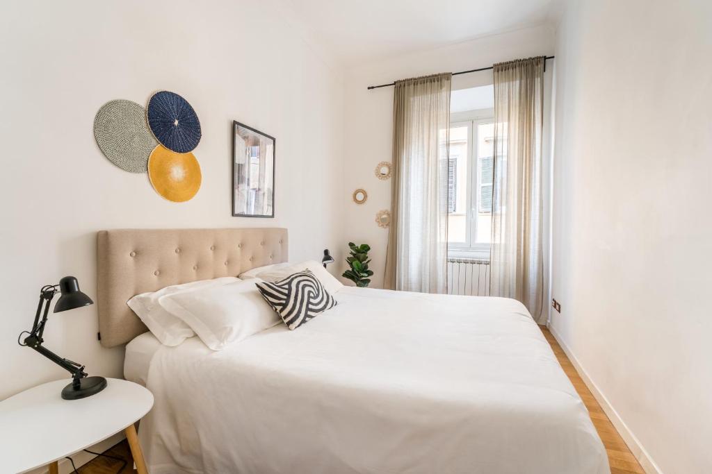 Llit o llits en una habitació de Nora's Home, Charmy Apt in the Heart of Trastevere