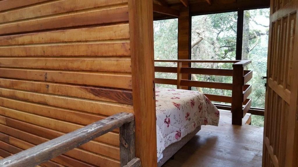 Chalé dos Tucanos- Parede de vidro com linda vista