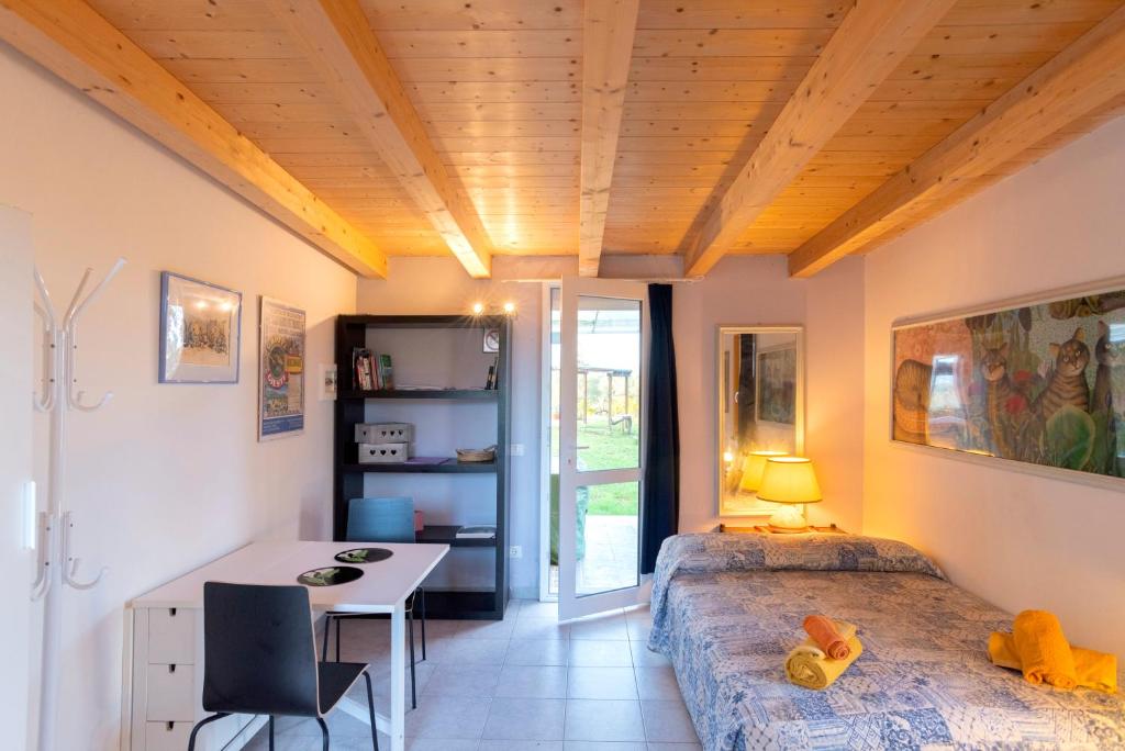 TV a/nebo společenská místnost v ubytování Agriturismo La Pineta