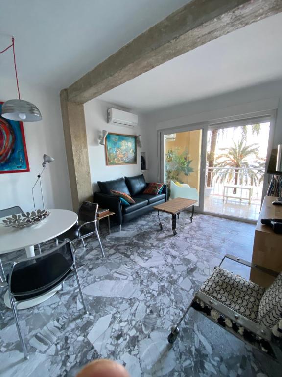 Posezení v ubytování Apartamento centro de Dénia 1ra linea, vistas puerto y mar