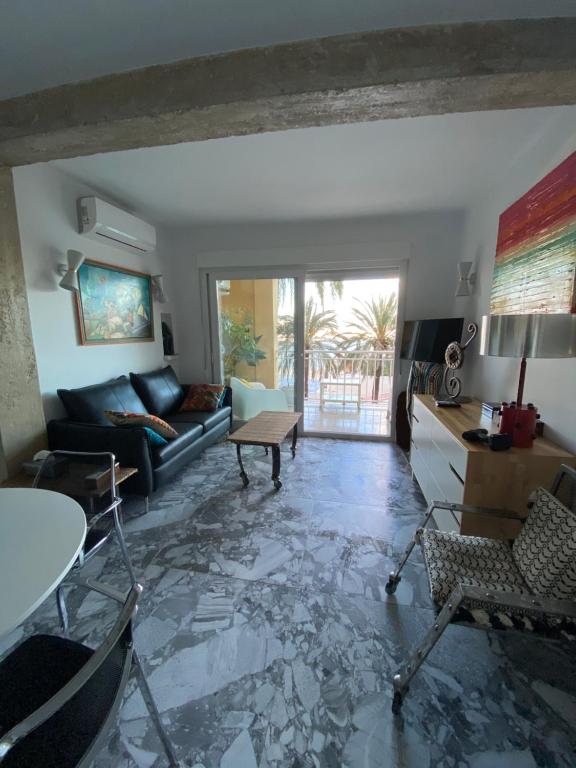 Posezení v ubytování Apartamento centro de Dénia 1ra linea, vistas puerto y mar