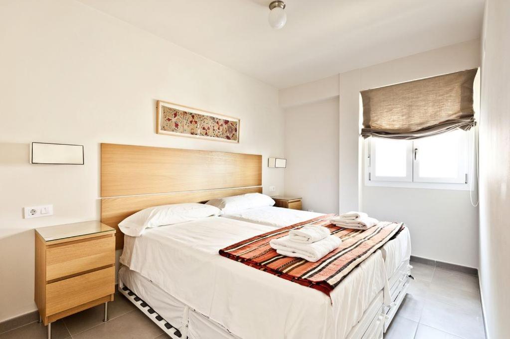 A bed or beds in a room at Apartamento Centro Sevilla Guadalquivir