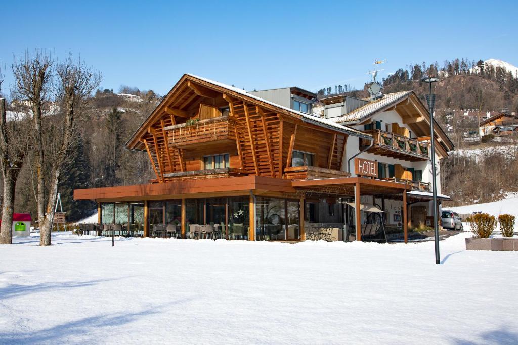 Nespecifikovaný výhled na hory nebo výhled na hory při pohledu z hotelu