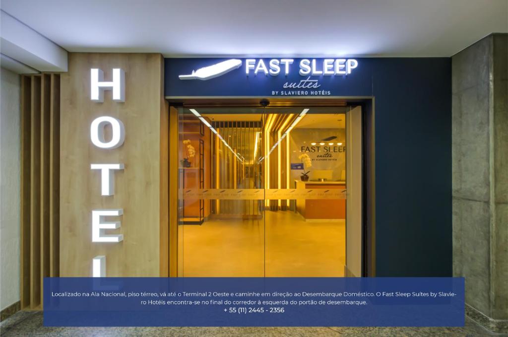 una señal para un hotel de sueño rápido en un edificio en Fast Sleep Suites by Slaviero Hoteis - Hotel dentro do Aeroporto de Guarulhos - Terminal 2 - desembarque oeste, en Guarulhos