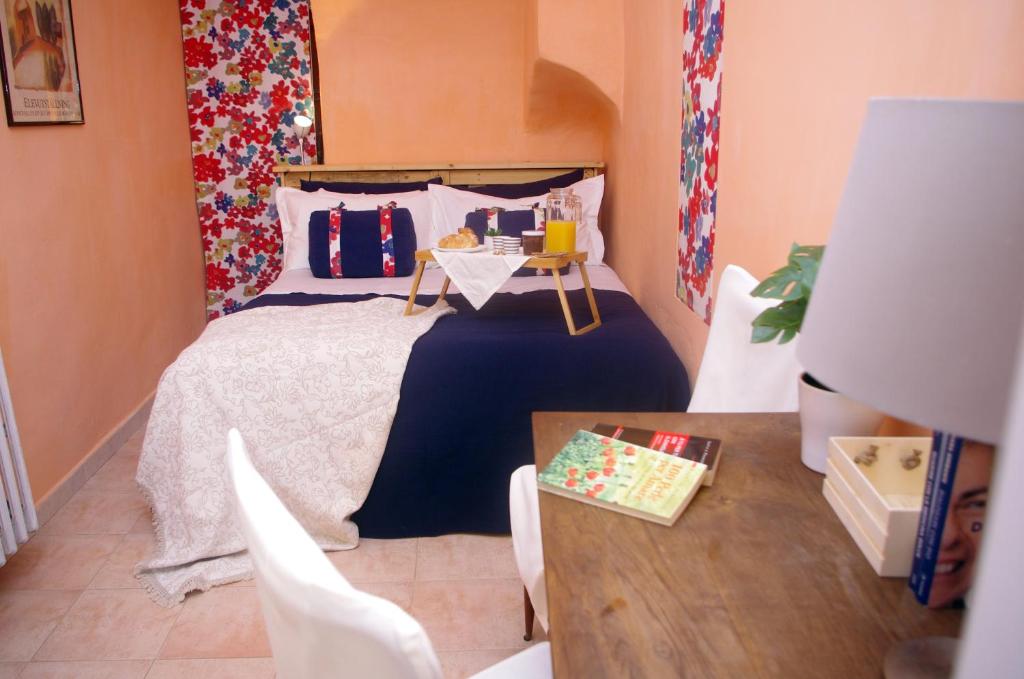 een slaapkamer met een bed met een tafel en stoelen bij QuickHome La Ninfea in Viverone