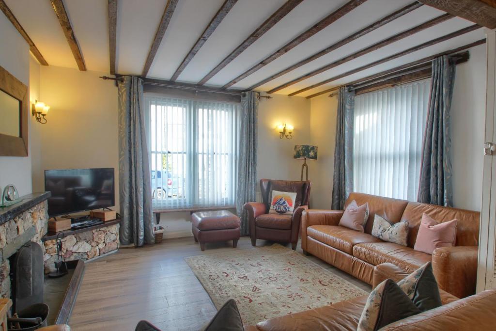 Телевизор и/или развлекательный центр в Acorn Cottage