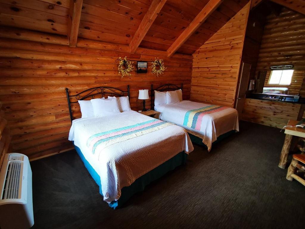 Postel nebo postele na pokoji v ubytování Bryce Canyon Log Cabins