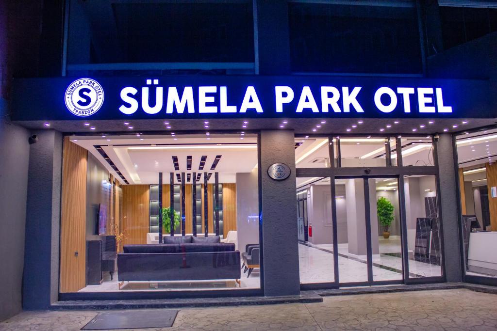 un panneau indiquant l'entrée d'un bureau du parc sunla dans l'établissement Sumela Park Hotel, à Trabzon