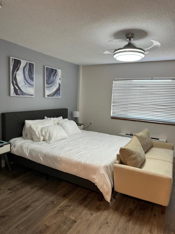 - une chambre avec un grand lit et un canapé dans l'établissement Beautiful renovated Studio Apartment in Gadsden AL, à Gadsden