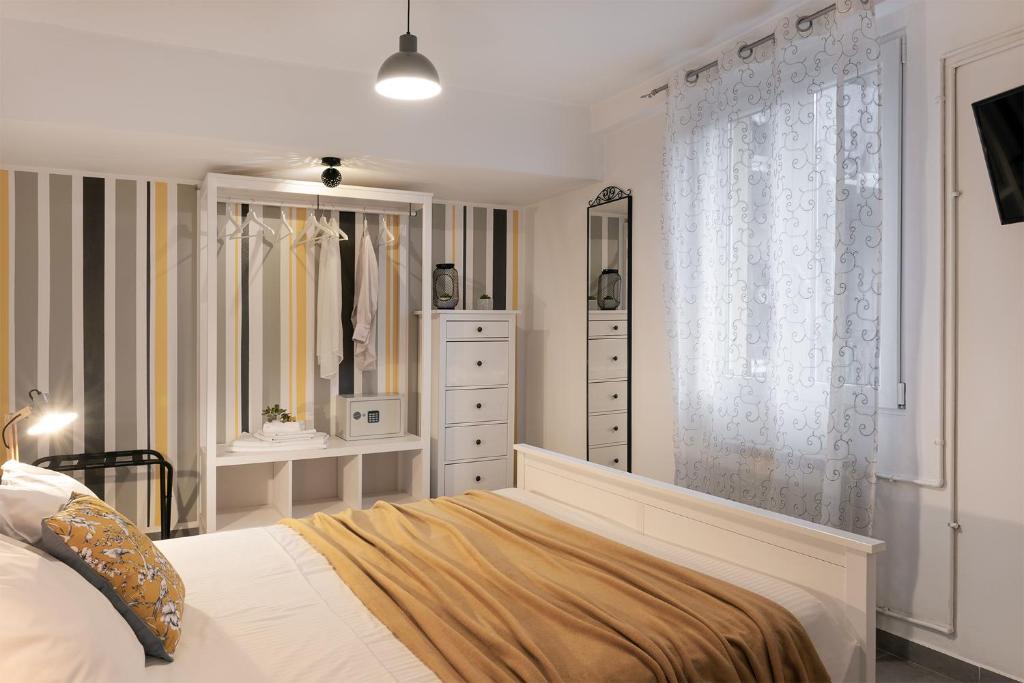 - une chambre blanche avec un lit et une commode dans l'établissement DOMUSBERGAMO - Bon bon Apartment, à Bergame