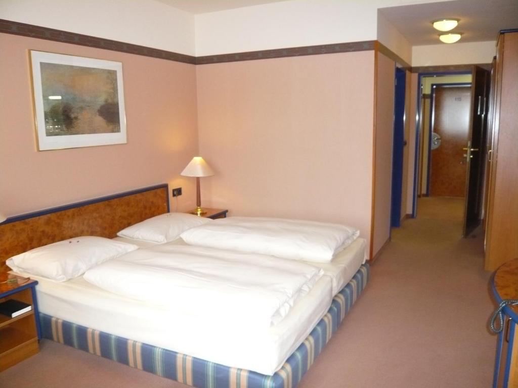 Postel nebo postele na pokoji v ubytování Hotel Falkenstein