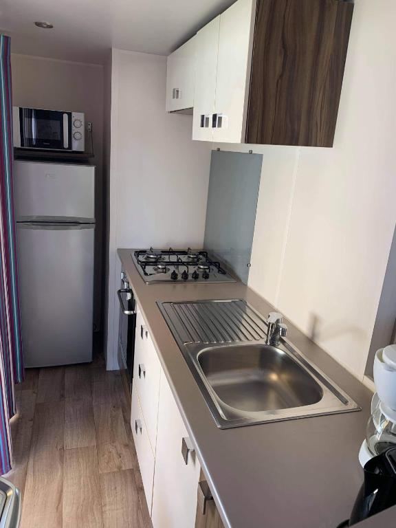 Kuchnia lub aneks kuchenny w obiekcie Mobilhome 5 VO32