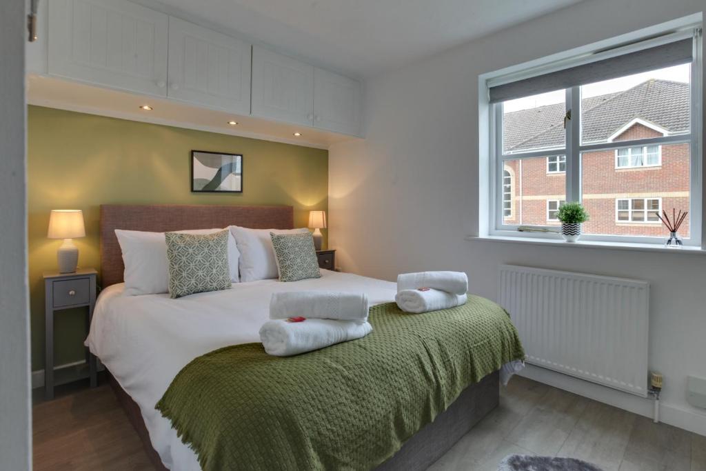 ein Schlafzimmer mit einem Bett mit Handtüchern darauf in der Unterkunft Entire home/flat perfect for contractors in Bishops Stortford