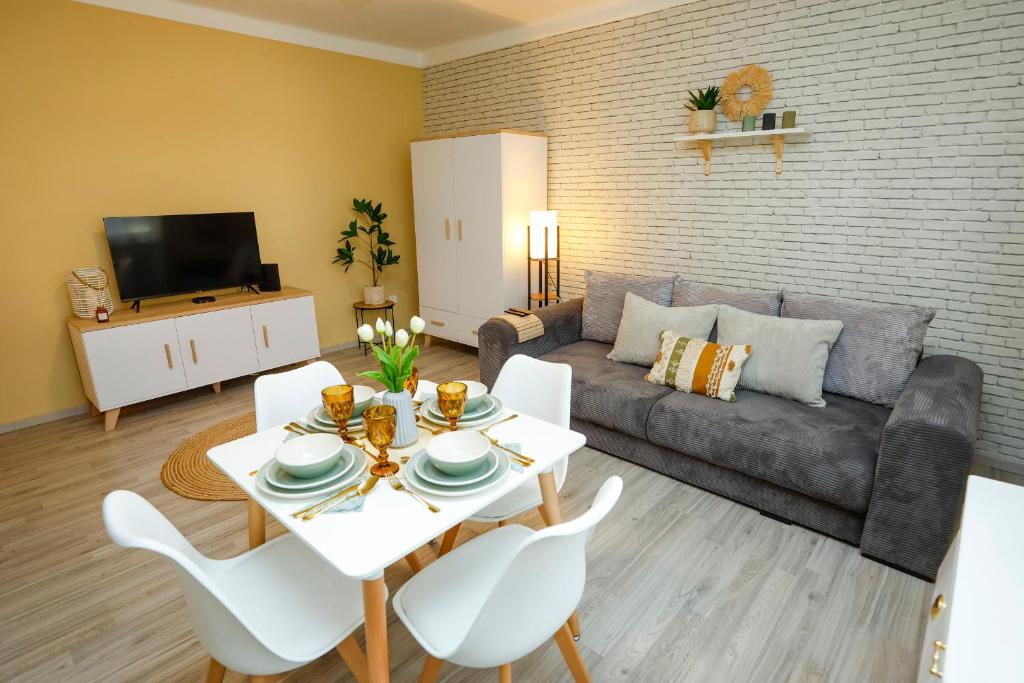 Televízia a/alebo spoločenská miestnosť v ubytovaní Parti Sétány Apartman