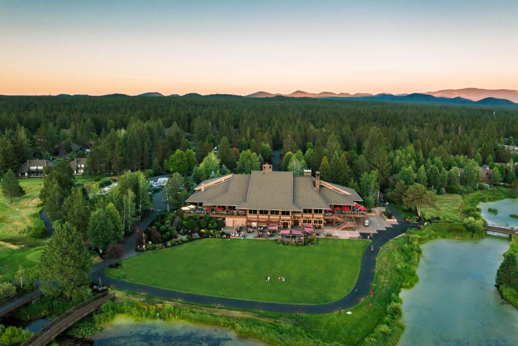 una vista aérea de un complejo con un gran edificio junto a un río en Sunriver Resort, en Sunriver