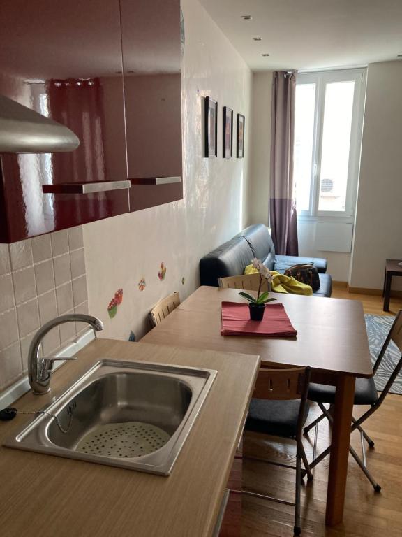 Kuchyňa alebo kuchynka v ubytovaní Appartement 2bedrooms 3min de Palais des Festivals