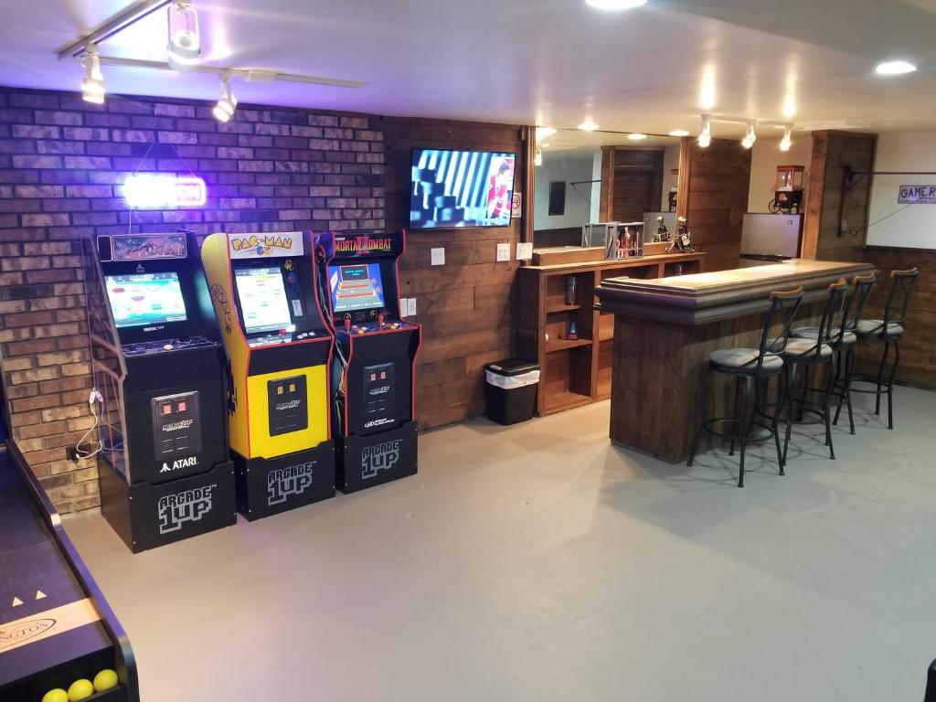 The Barcade @ Fairlawn Heights near Avalon resort - Housity