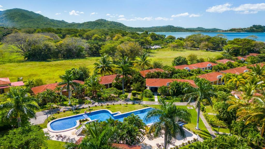 una vista aérea de un complejo con piscina y árboles en Sueño al Mar Residence & Hotel, en Potrero