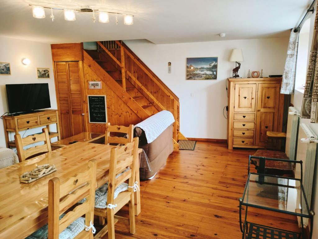 a living room with a table and a dining room at Gite Notre Désir in Abriès