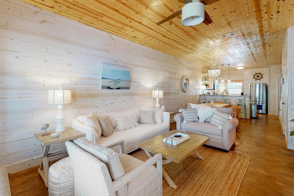 阿蘭薩斯港的住宿－Mapacebo，客厅配有白色家具和木制天花板