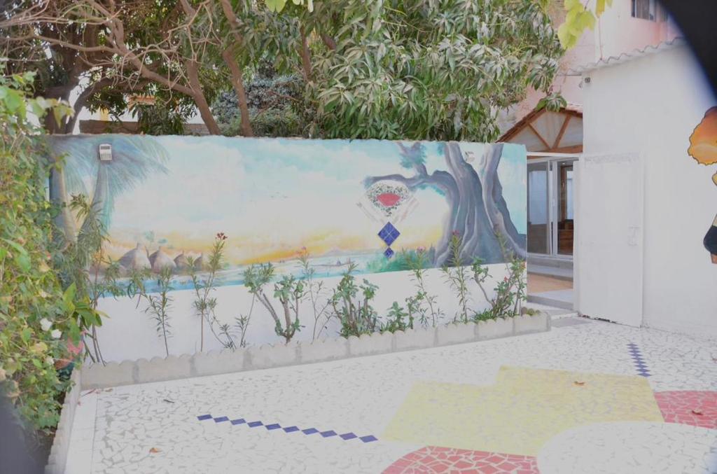 a wall with a painting on it at Villa Luxueuse à Ouakam in Dakar