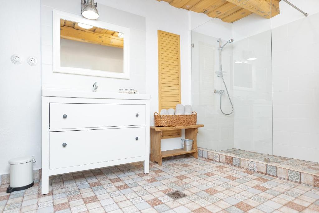 Kúpeľňa v ubytovaní Kégli apartmanok és fürdőház Hollókő