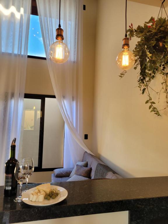 einen Tisch mit einem Teller Essen und einem Fenster in der Unterkunft BrotasLoft in Brotas