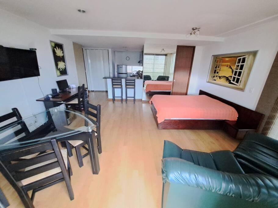 sala de estar con cama y comedor en Exclusive Furnished Apartment 4, en Manizales