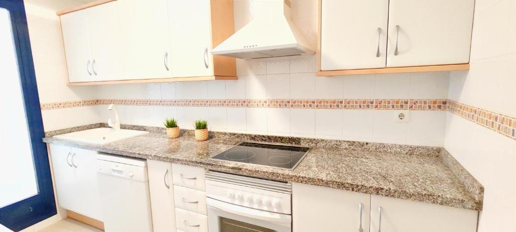 Kuchyňa alebo kuchynka v ubytovaní Apartamento Sueños del Mar II by DENIA COSTA