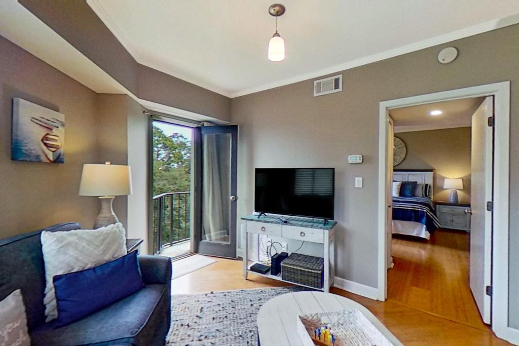 sala de estar con sofá y TV en Forest Beach Villas 425, en Hilton Head Island