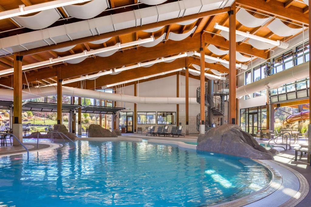 Bazén v ubytování Sunriver Resort nebo v jeho okolí
