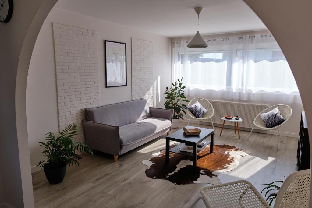 Posedenie v ubytovaní Two bedrooms modern apartment close to Tram
