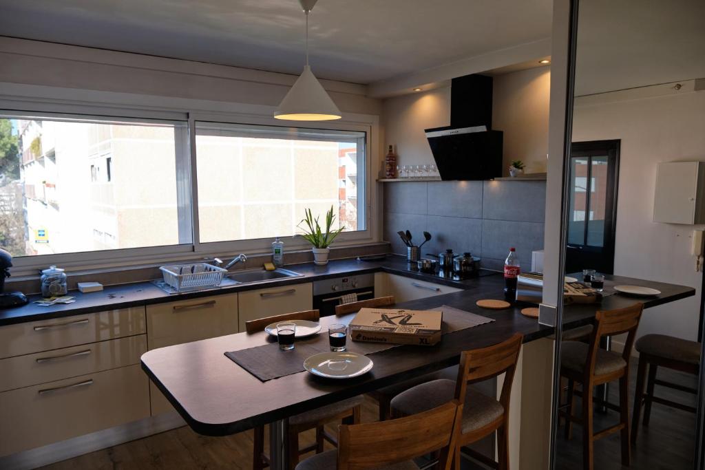 Kuchyňa alebo kuchynka v ubytovaní Two bedrooms modern apartment close to Tram