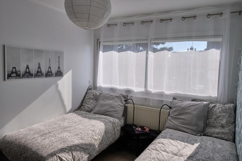Posedenie v ubytovaní Two bedrooms modern apartment close to Tram