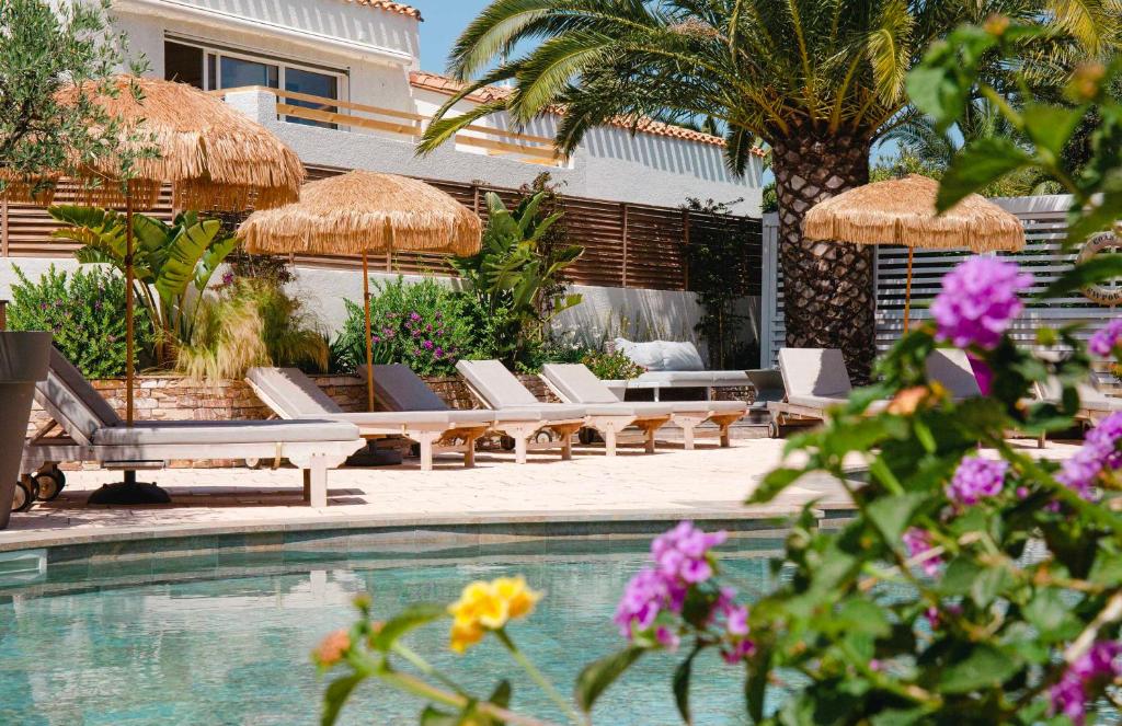 Bazén v ubytování Relais et Châteaux Thalasso & Spa Ile de la Lagune nebo v jeho okolí