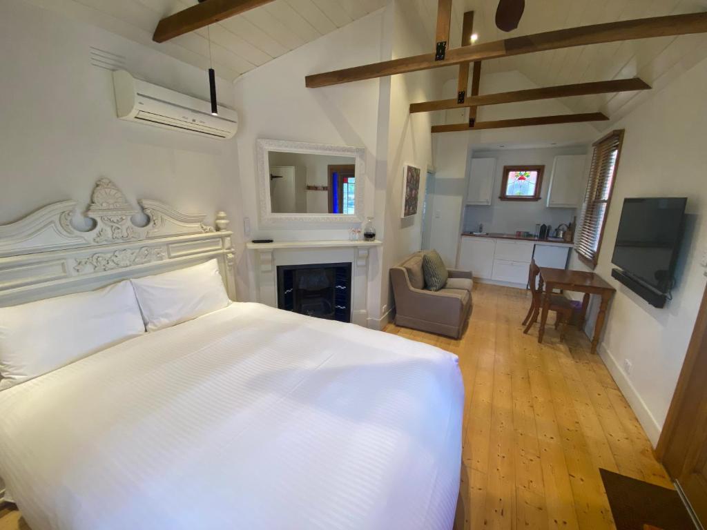 ein Schlafzimmer mit einem weißen Bett und ein Wohnzimmer in der Unterkunft Bon Accord in Sale