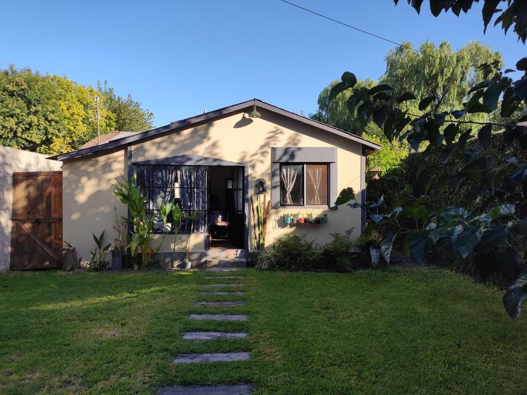 una casa con un sentiero di fronte a un cortile di Casita Casa con parque, estacionamiento y pileta en Tigre a Tigre