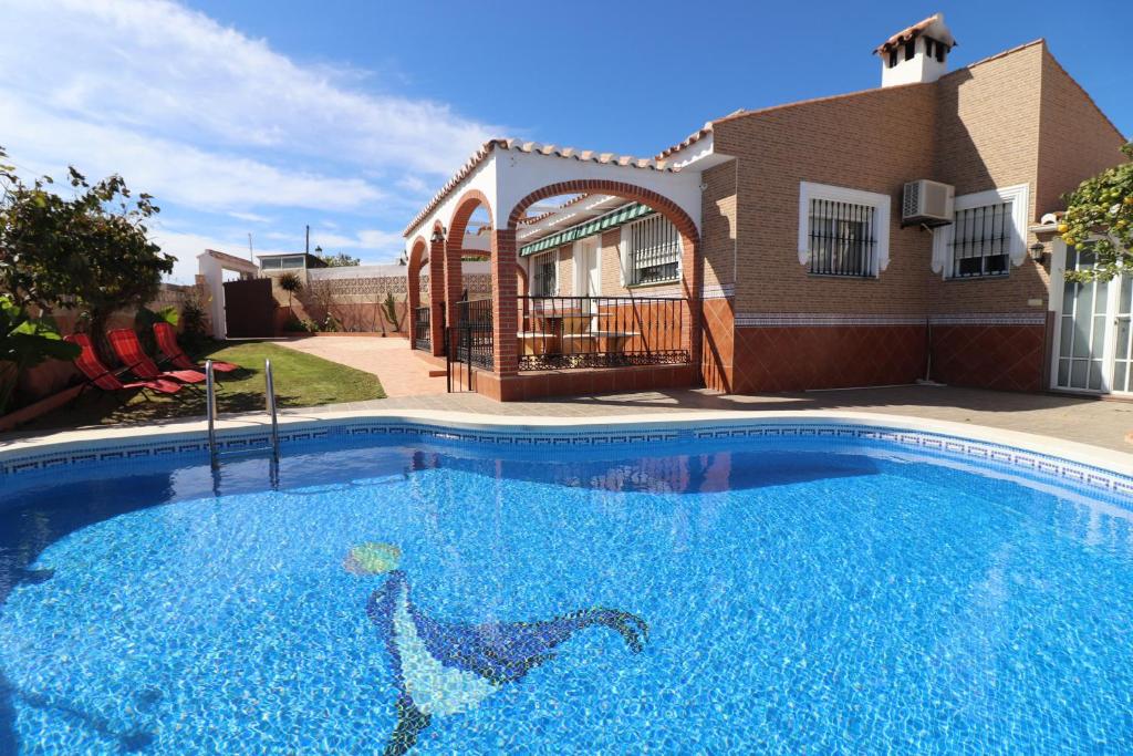 una piscina frente a una casa en Villa los Olivos Spainsunrentals 1210, en Nerja