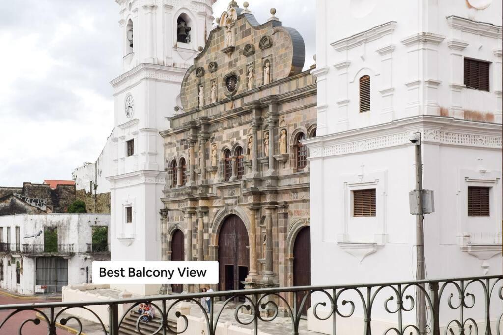 duży biały budynek z wieżą zegarową w obiekcie Amazing Loft with the Best view of Casco viejo! w Panamie