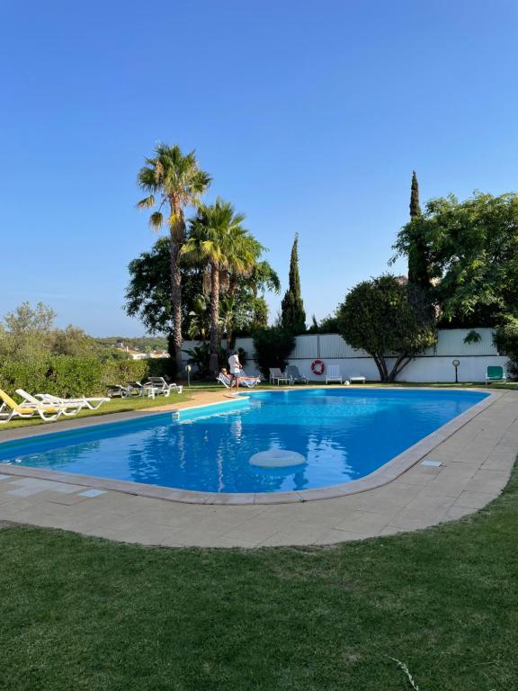 Bazén v ubytování Casa Oliveiras nebo v jeho okolí