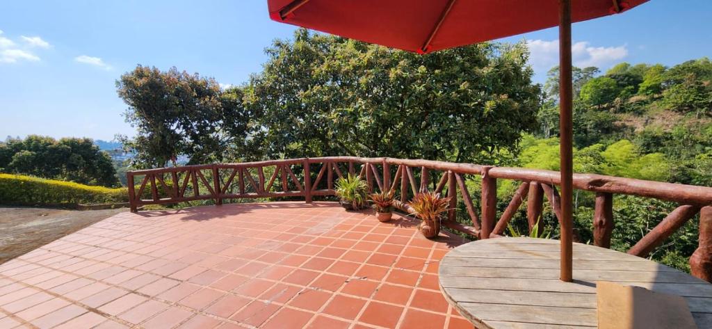 Rõdu või terrass majutusasutuses Akawanka Lodge
