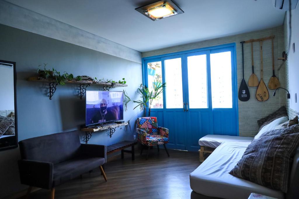 uma sala de estar com uma cama, uma televisão e um sofá em Maravilhoso AP 3 Quartos Familiar - Wi fi- Praia do Canto em Vitória