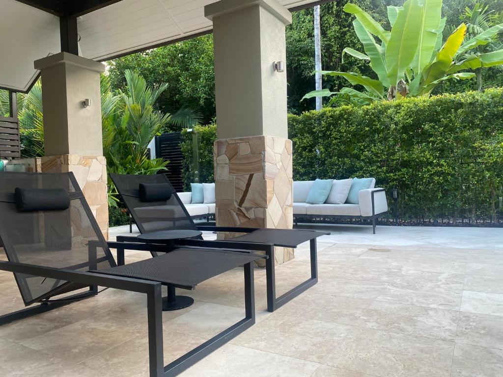 Posezení v ubytování AQUA Beachfront Villa Port Douglas