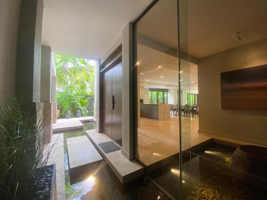 TV a/nebo společenská místnost v ubytování AQUA Beachfront Villa Port Douglas