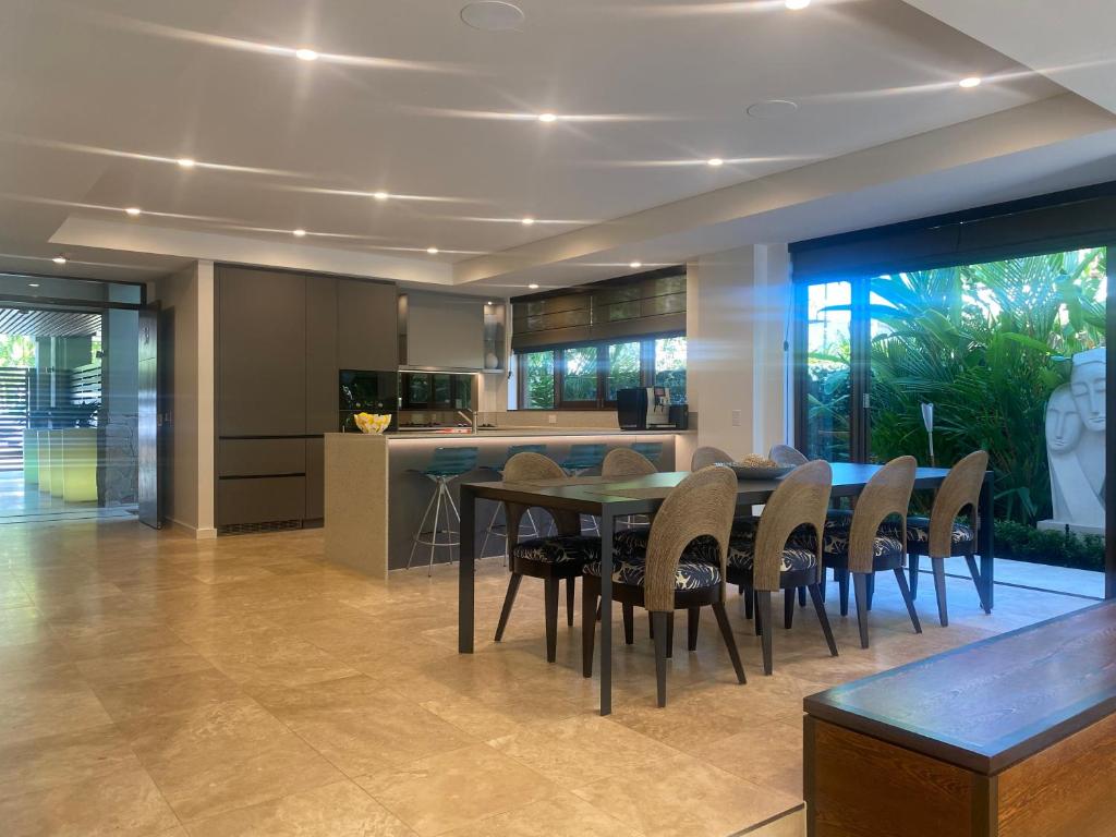 Fotografie z fotogalerie ubytování AQUA Beachfront Villa Port Douglas v destinaci Port Douglas