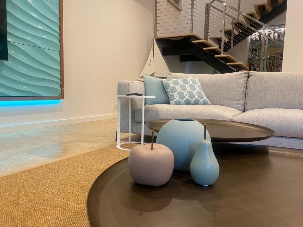 Posezení v ubytování AQUA Beachfront Villa Port Douglas