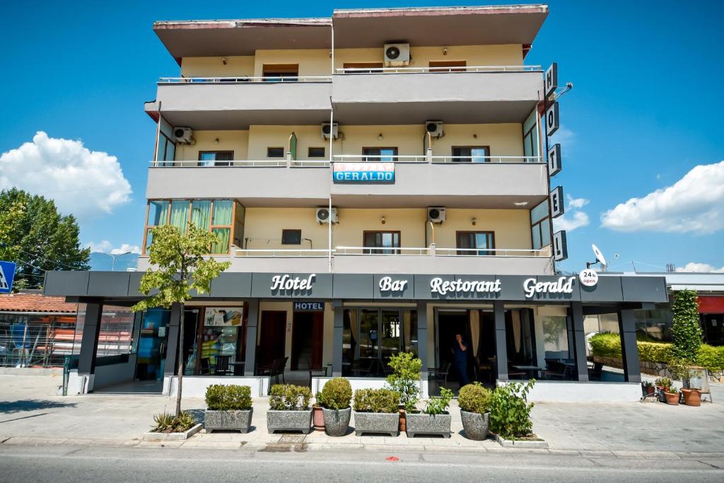 Double Room in Hotel Geraldo - Image 2