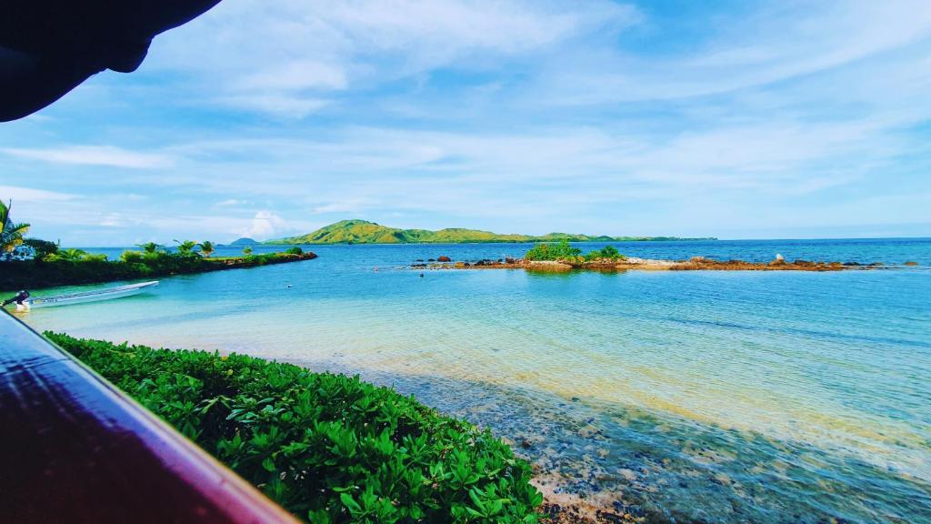Coralview Island Resort في Tavewa: اطلاله على جسم ماء مع جزيره