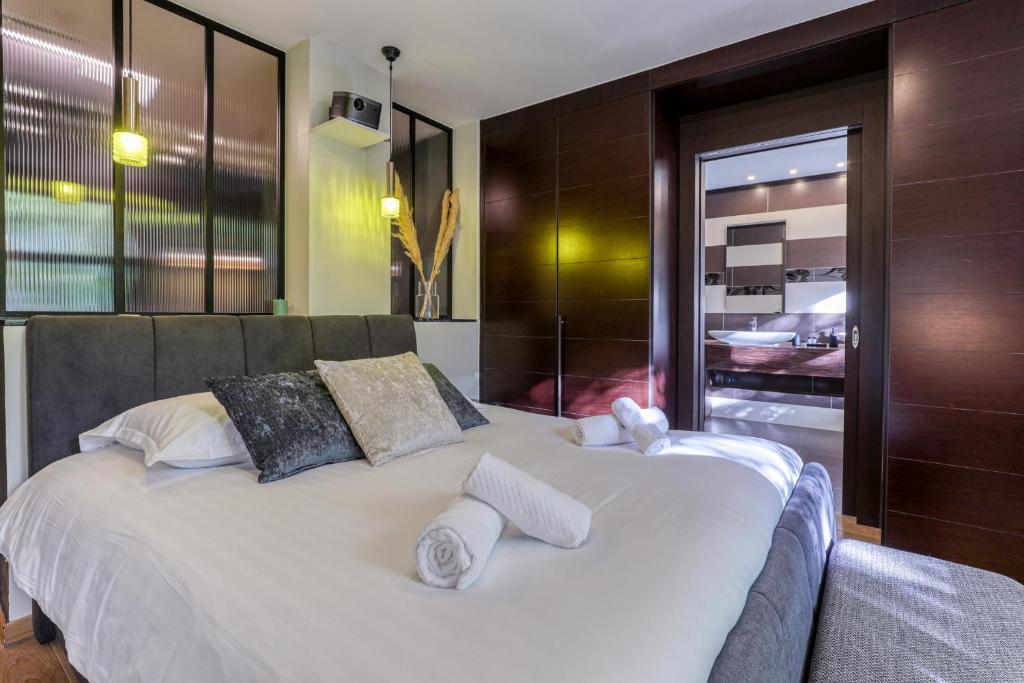 Posteľ alebo postele v izbe v ubytovaní Montaigne Executive Suite