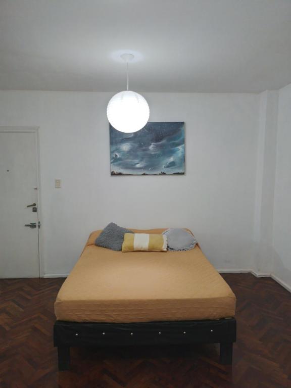 1 dormitorio con 1 cama en una habitación con luz en Departamento centrico en Mendoza
